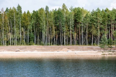 Yaz aylarında bulutların yansımaları ile sakin göl