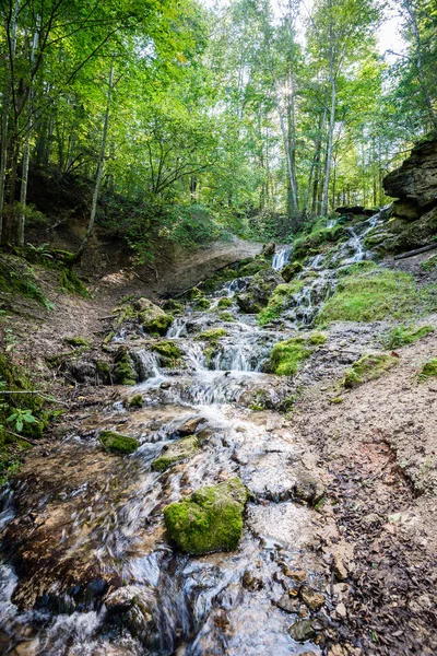 Skalnatý vodopád v létě — Stock fotografie