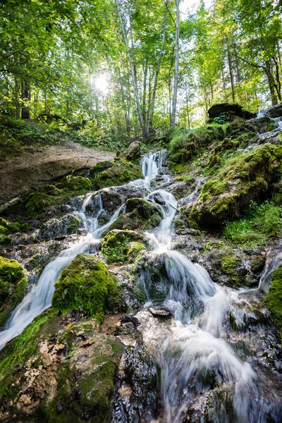 Yaz aylarında kayalık şelale — Stok fotoğraf