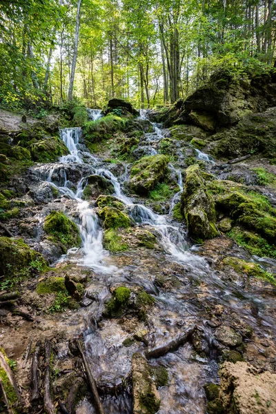 Steniga vattenfallet i sommar — Stockfoto