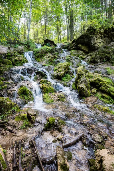 Steniga vattenfallet i sommar — Stockfoto