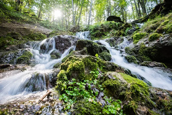 Cascata rocciosa in estate — Foto Stock