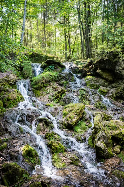 Yaz aylarında kayalık şelale — Stok fotoğraf