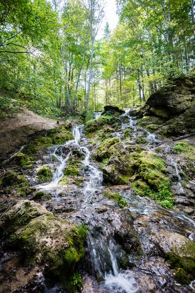 Steniga vattenfallet i sommar — Stockfoto