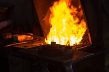 Alevler içinde smithy yapma demirci