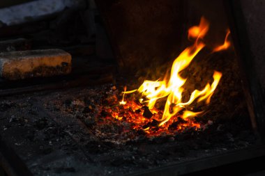 Alevler içinde smithy yapma demirci