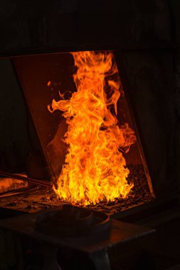 Alevler içinde smithy yapma demirci