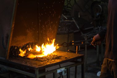 Alevler içinde smithy yapma demirci