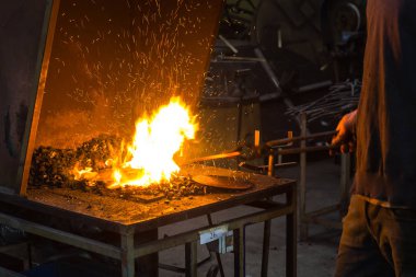 Alevler içinde smithy yapma demirci