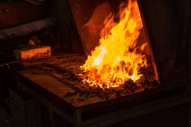 Alevler içinde smithy yapma demirci