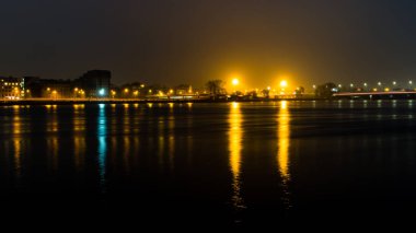 Yaz gece şehir ışık yansımaları su üzerinde