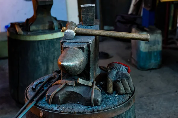 Ο σιδεράς σφυρηλάτηση με μη αυτόματο τρόπο το λιωμένο μέταλλο στο αμόνι — Φωτογραφία Αρχείου