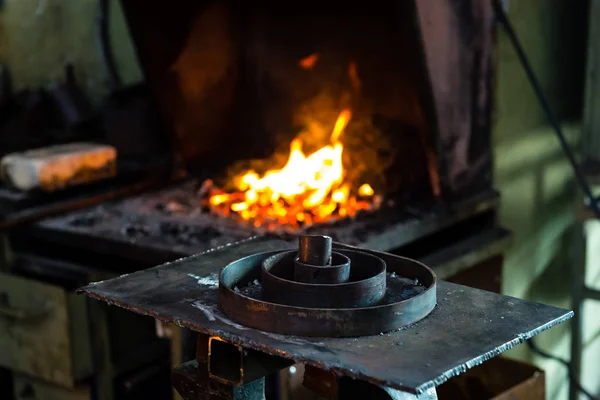 Het maken van vlammen in smithy smid — Stockfoto