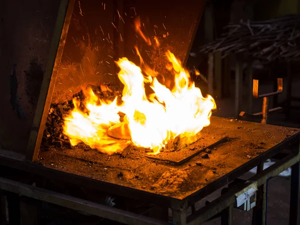 Het maken van vlammen in smithy smid — Stockfoto