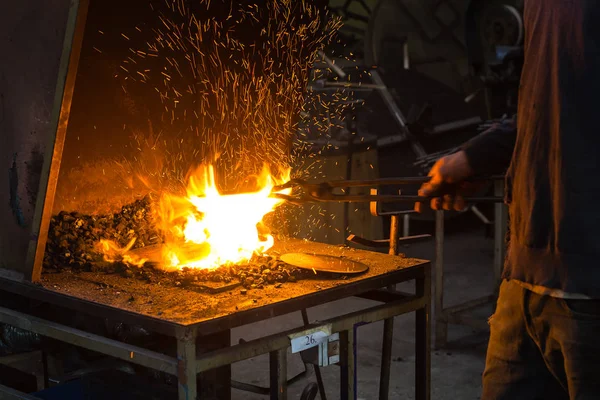 Het maken van vlammen in smithy smid — Stockfoto