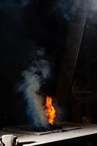 El herrero forja manualmente el metal fundido en el yunque — Foto de Stock