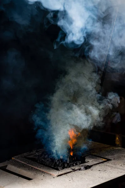 El herrero forja manualmente el metal fundido en el yunque — Foto de Stock