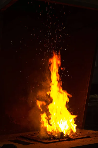 El herrero haciendo llamas en la herrería — Foto de Stock