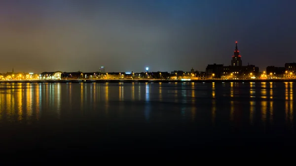 Été nuit ville lumière réflexions sur l'eau — Photo