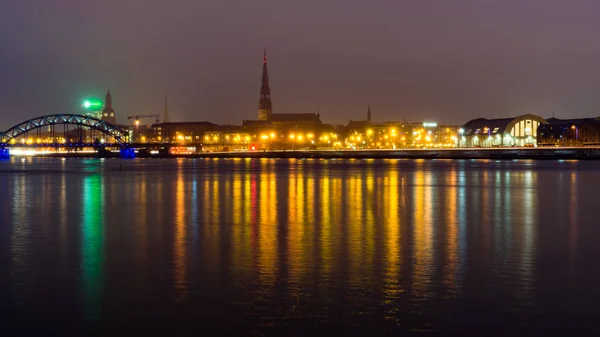 Estate notte città riflessi di luce sopra l'acqua — Foto Stock