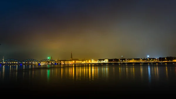 Été nuit ville lumière réflexions sur l'eau — Photo