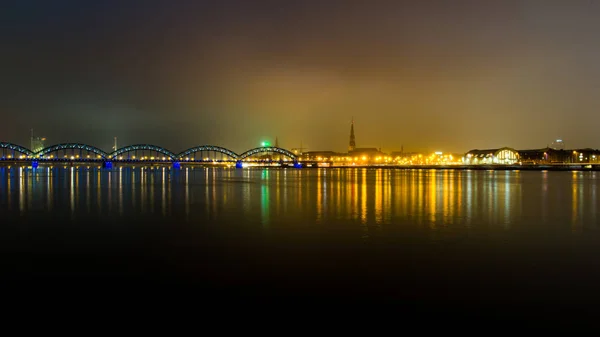 Été nuit ville lumière réflexions sur l'eau — Photo