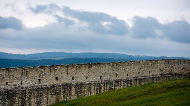 uzaklardan eski kale görünümü