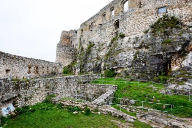 uzaklardan eski kale görünümü