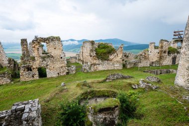 uzaklardan eski kale görünümü