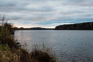 Sakin göl yansımaları ile