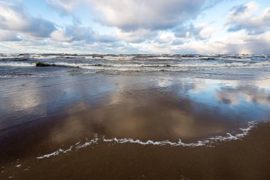 Kışın beyaz dalgalar kırma ile fırtınalı denizde