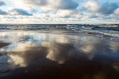 Kışın beyaz dalgalar kırma ile fırtınalı denizde