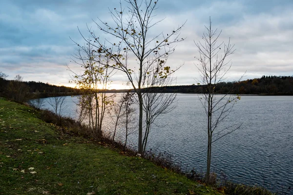 Lugn sjö med reflektioner — Stockfoto