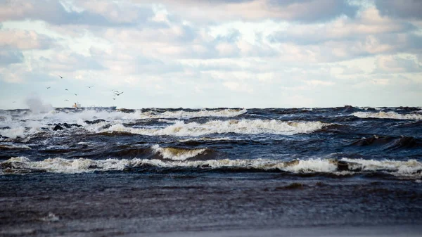 Burzliwe Morze zima biały fale kruszenia — Zdjęcie stockowe