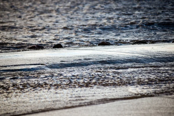 Mar tempestuoso no inverno com ondas brancas esmagando — Fotografia de Stock