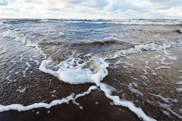Mar tormentoso en invierno con olas blancas aplastando — Foto de Stock