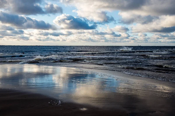 Mare tempestoso in inverno con onde bianche che si frantumano — Foto Stock