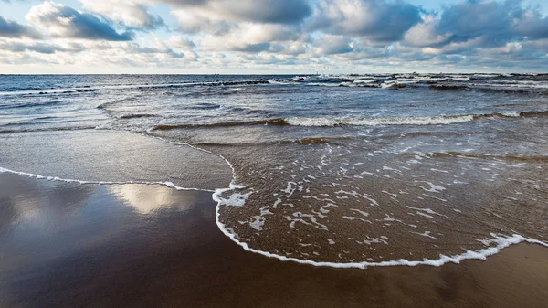 Mar tormentoso en invierno con olas blancas aplastando — Foto de Stock