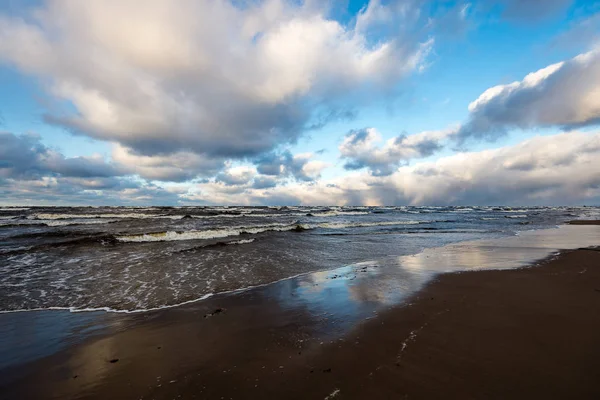 Burzliwe Morze zima biały fale kruszenia — Zdjęcie stockowe