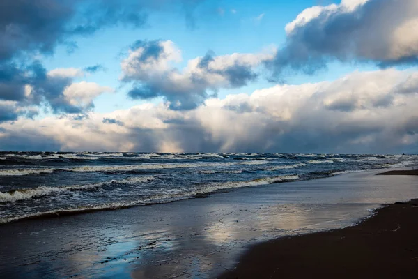 Stormigt hav i vinter med vita vågor krossning — Stockfoto