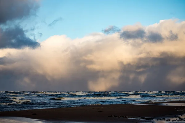Mar tempestuoso no inverno com ondas brancas esmagando — Fotografia de Stock