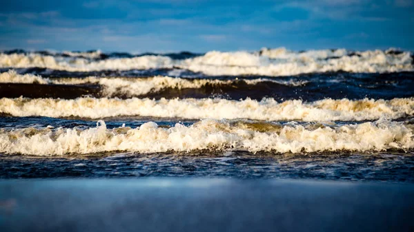 暴风雨的大海在冬季与白色波浪粉碎 — 图库照片