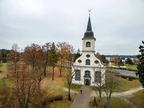 Luchtfoto van stedelijk gebied in Letland in de herfst — Stockfoto