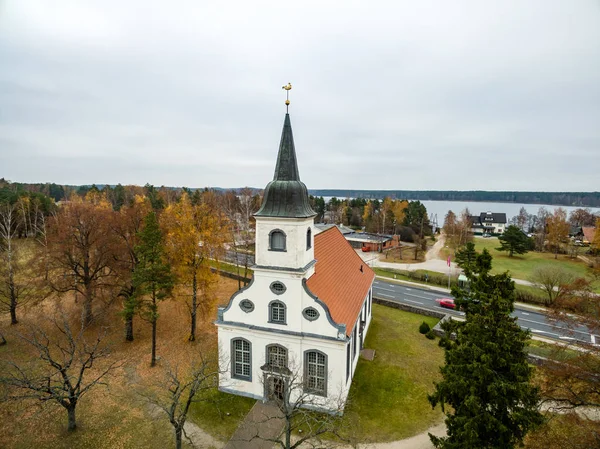 Luchtfoto van stedelijk gebied in Letland in de herfst — Stockfoto