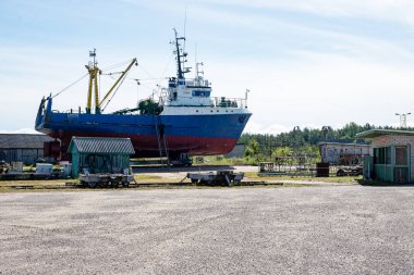 Kargo gemisi liman yelken gidiyor