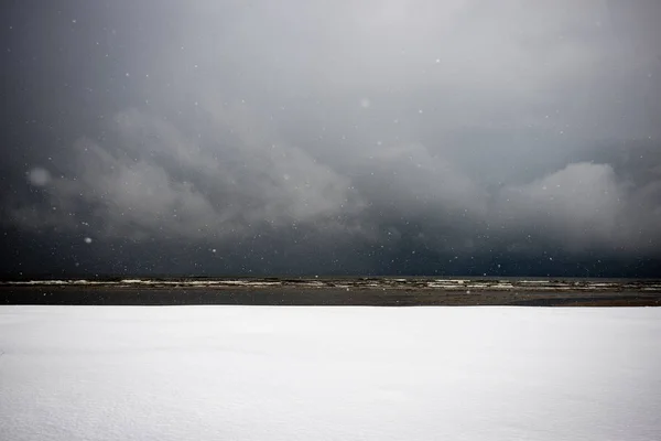 Vue sur la plage gelée au bord de la mer baltique — Photo