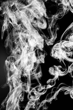 Siyah arkaplanda beyaz duman