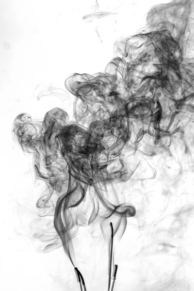 Svart rök på vit bakgrund — Stockfoto