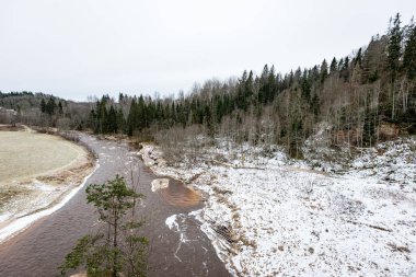 Kışın donmuş nehir