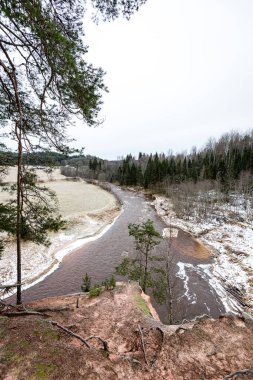 Kışın donmuş nehir